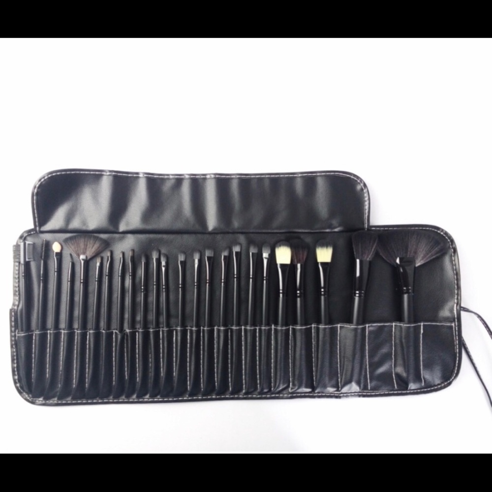 Zoe Ayla 23 Piece Travel Brush Set NWOT